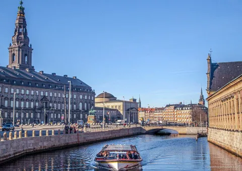 Kanalkryssning i Köpenhamn med drinkar serverade ombord förbi hamnen