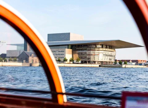 Öl och cider serveras på kanalkryssningen med drinkar i Köpenhamn