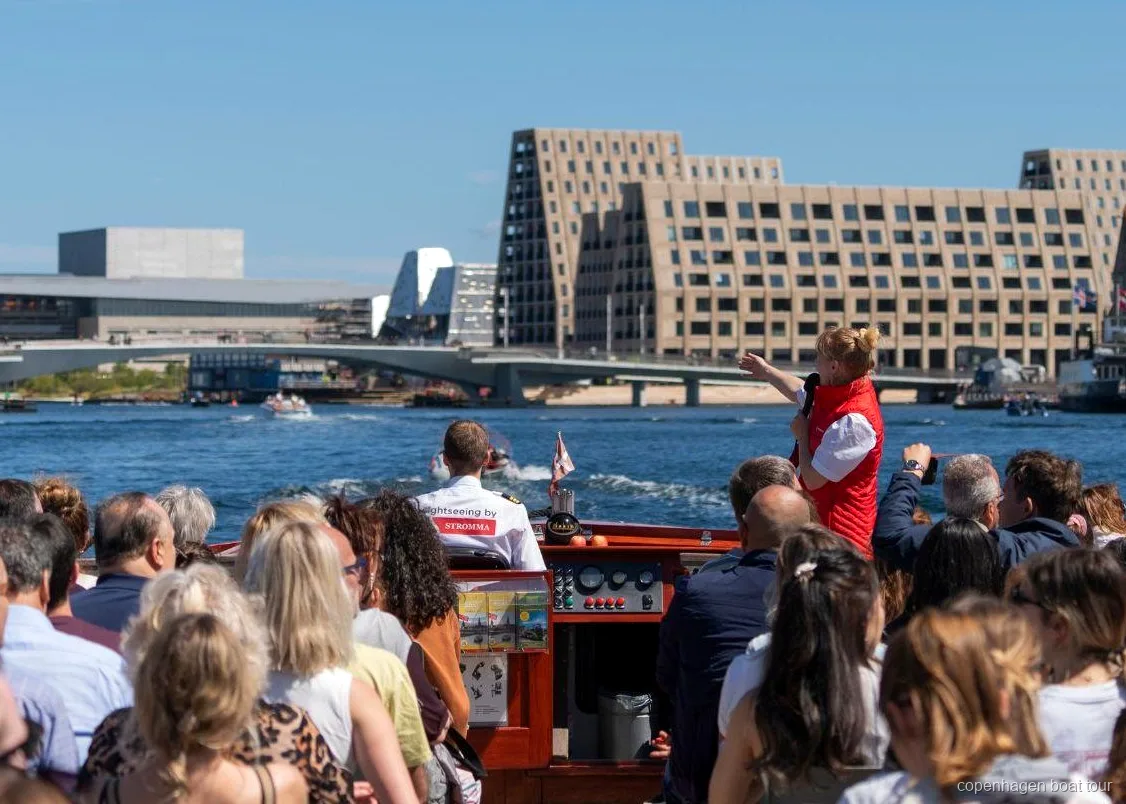 Kanalrundfart i København passerer Christiansborg Slot langs vandet