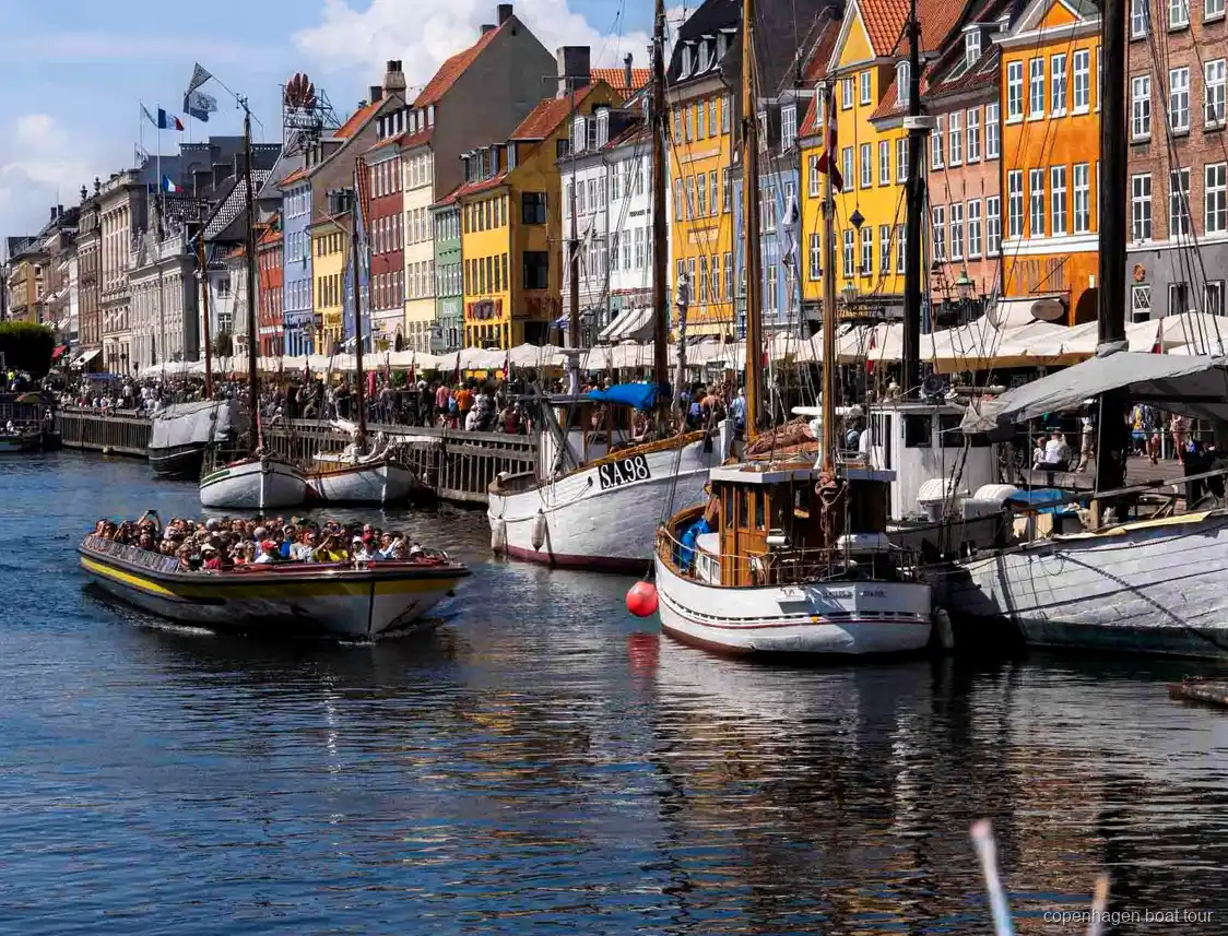 Guide fortæller om ruten på kanalrundfarten nær Den Lille Havfrue