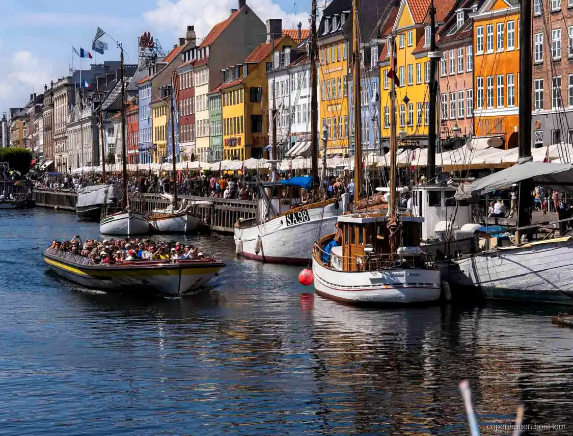 Guide berättar om rutten på kanalrundturen nära Lilla Sjöjungfrun
