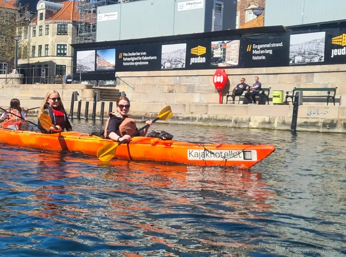 Kayakistes pagayant sur le tour en kayak du port de Copenhague devant des bâtiments historiques
