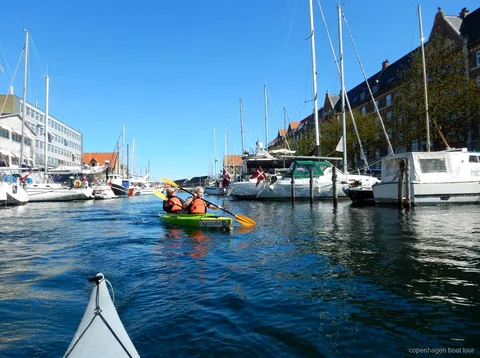 Kayak de mer double utilisé sur le tour en kayak du port de Copenhague près de Kalvebod Bølge