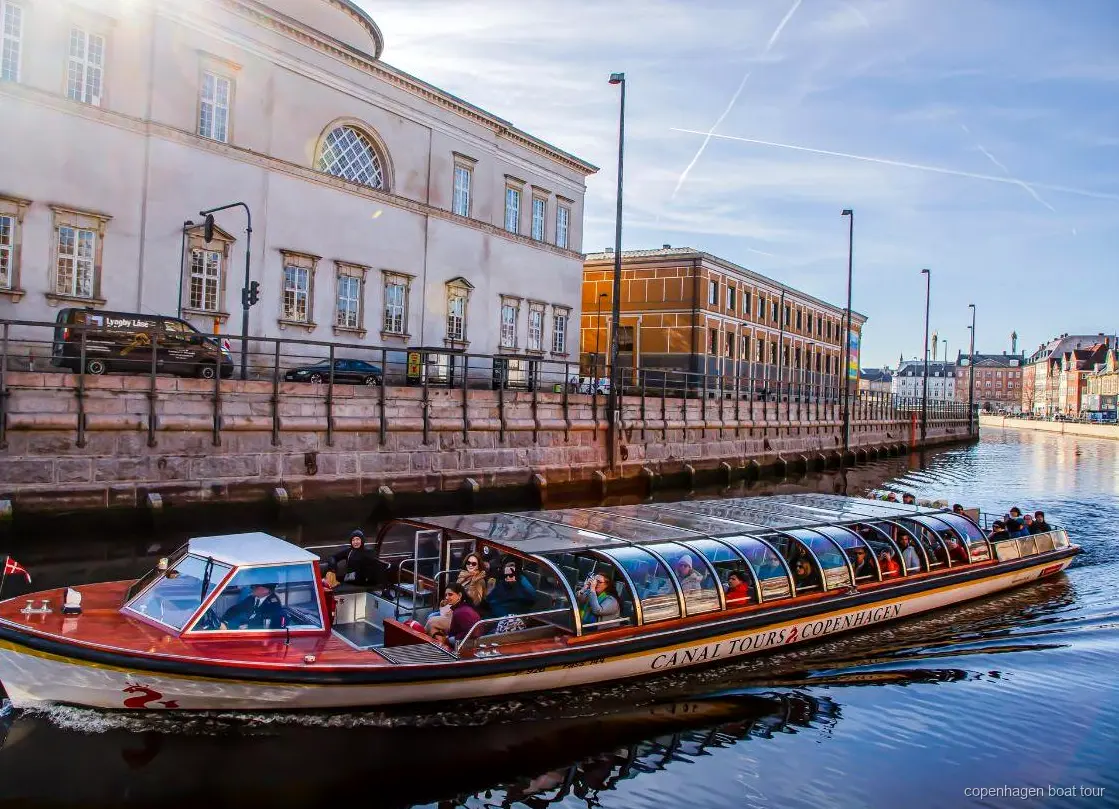 Boottocht Kopenhagen boot vaart langs historische gebouwen aan het water bij Ved Stranden