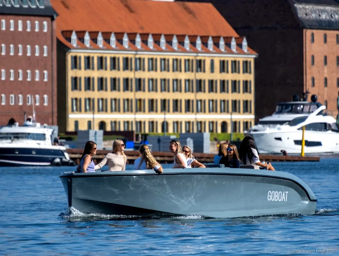 Amalienborg Sarayı'nın önünden geçen Kopenhag elektrikli tekne turunda kaptan rehberlik ederken