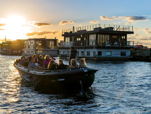 Kopenhag gizli köşeler tekne turunda modern Nordhavn binalarının önünden geçen küçük tekne