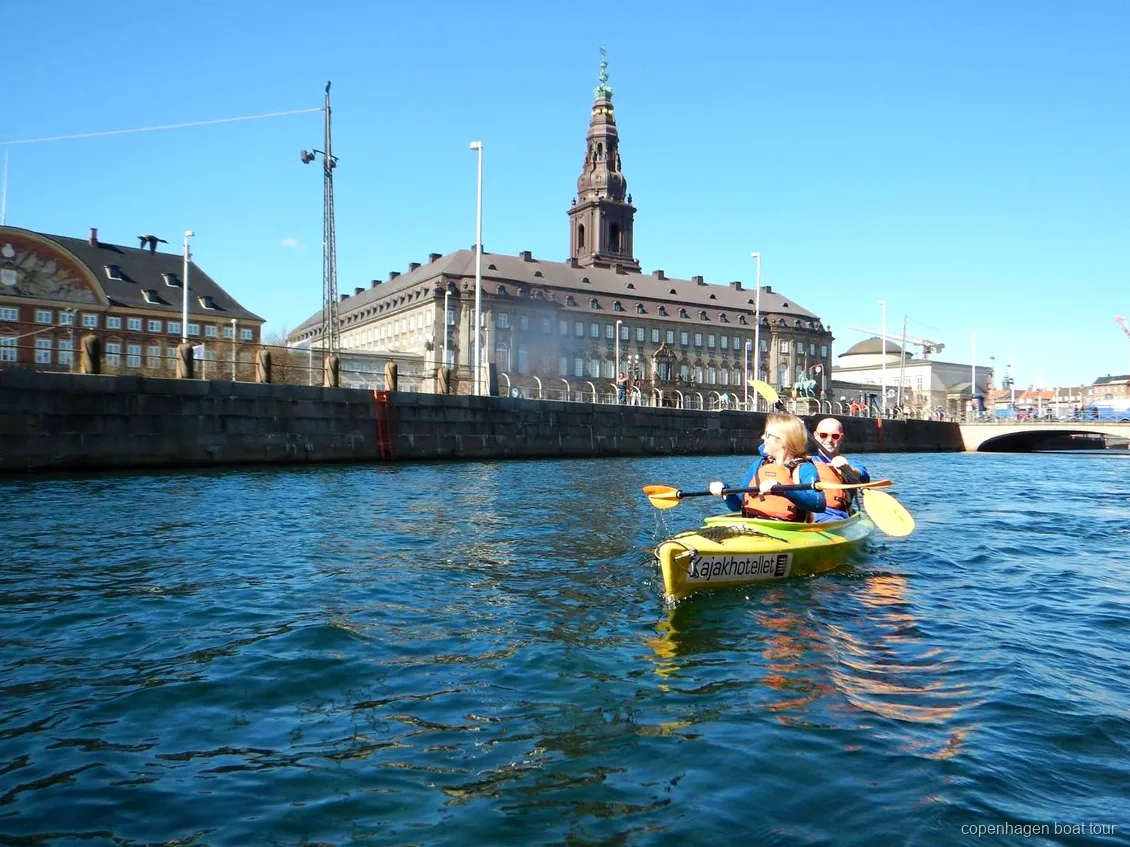 Kopenhag liman kano turunda Christianshavn'ın kanallarına giren kürekçiler