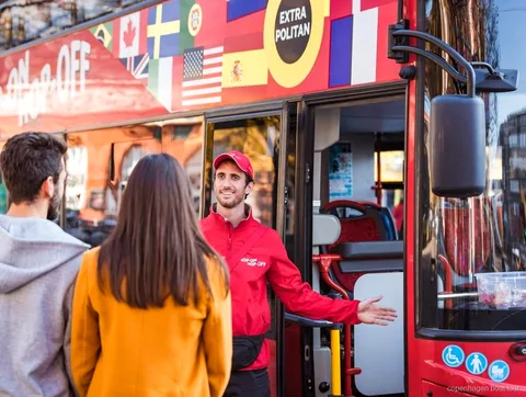 Kopenhag hop-on hop-off otobüs ve tekne turunda limanda elektrikli GoBoat