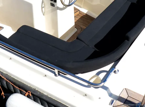 Nyhavn yakınında Kopenhag özel rehberli tekne turunda rahatlayan misafirler