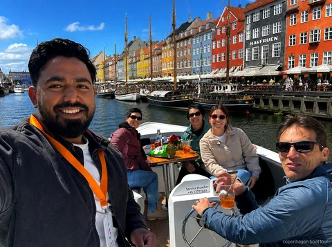 Lille guidet båd på luksus bådturen i København passerer havnevartegn