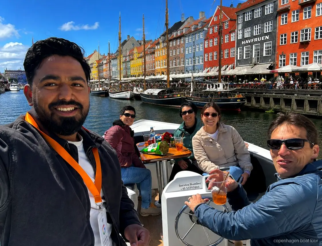 Kleines geführtes Boot der Kopenhagen Luxus-Bootstour fährt an Hafenwahrzeichen vorbei