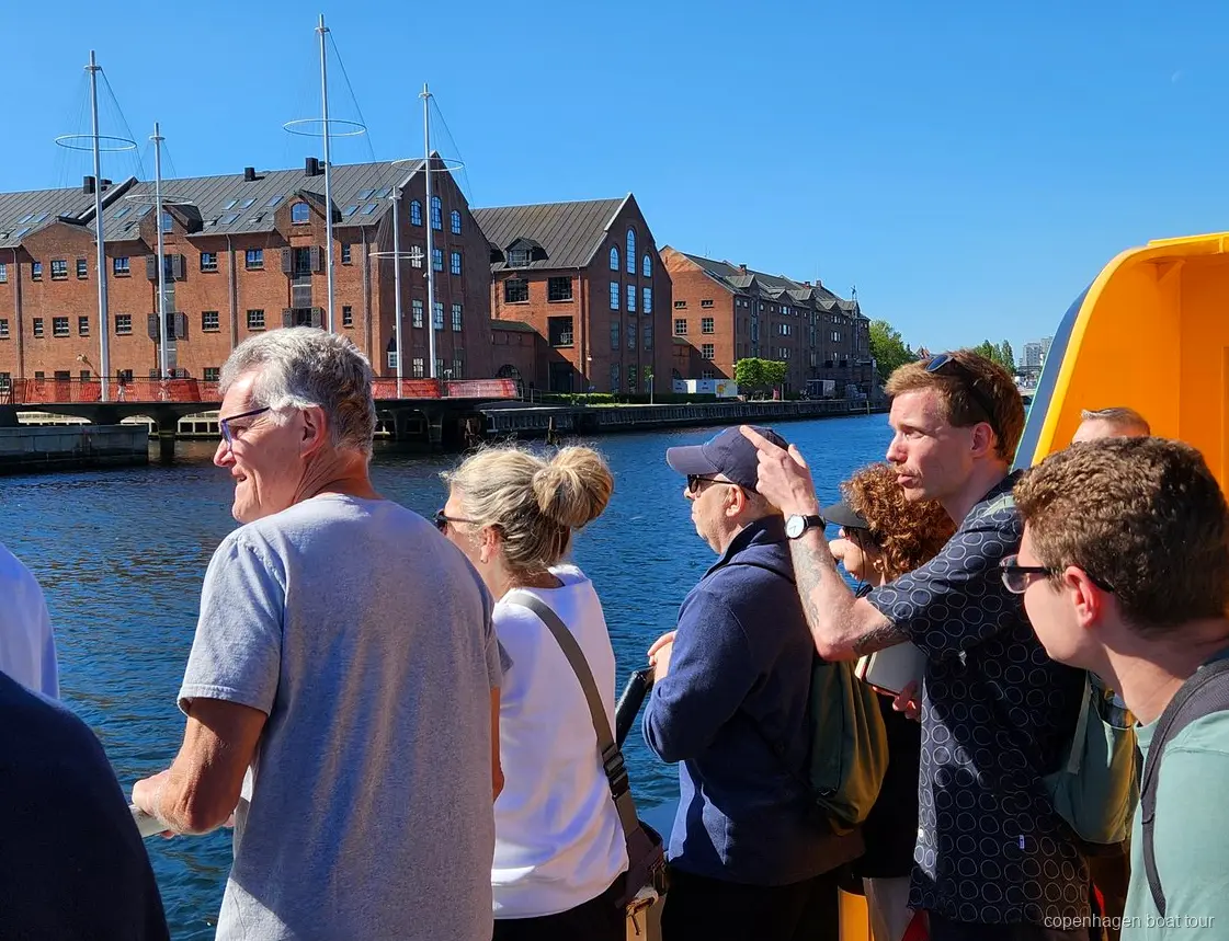 Cérémonie de la garde royale à Amalienborg, le point final du circuit à pied et en bateau à Copenhague