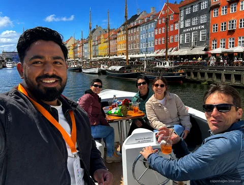 Pequeño barco guiado del paseo en barco de lujo de Copenhague pasando por monumentos del puerto