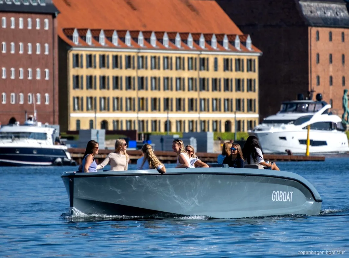 Capitán guiando el paseo en barco eléctrico de Copenhague junto al Palacio de Amalienborg