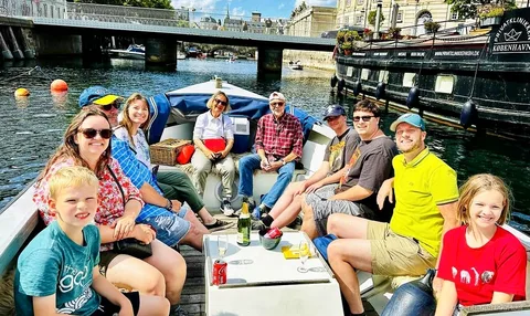 Pequeño barco privado en un chárter de Copenhague navegando por los canales