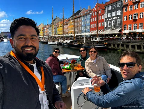 Vaixell petit i guiat del passeig en vaixell de luxe de Copenhaguen passant pels monuments del port
