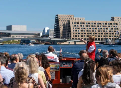 Passeio de barco em Copenhagen passando pelo Palácio de Christiansborg pela água