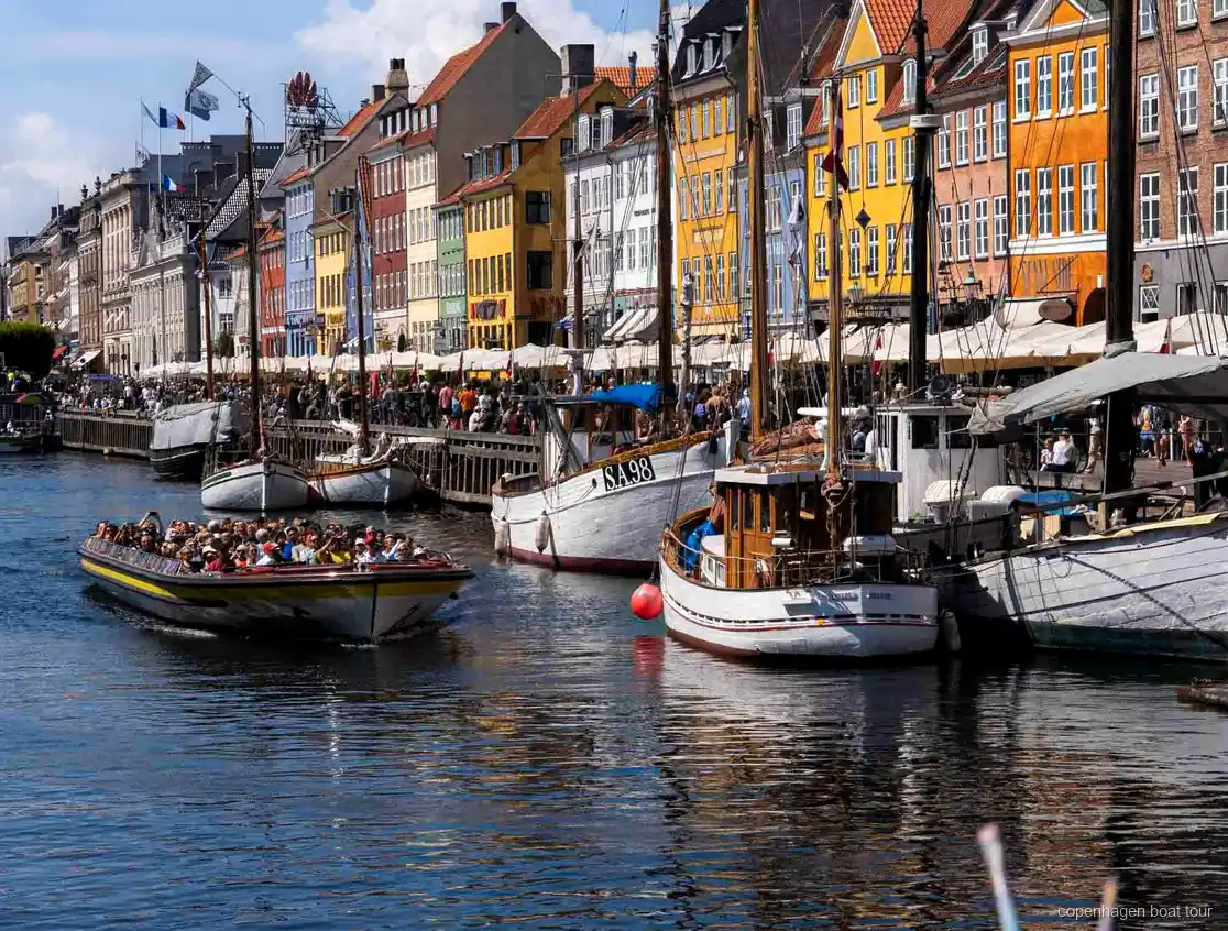 Guia narrando a rota do passeio de barco em Copenhagen perto da estátua da Pequena Sereia