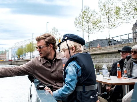 Pequeno grupo de passageiros no barco do passeio de barco elétrico em Copenhagen perto de Nyhavn