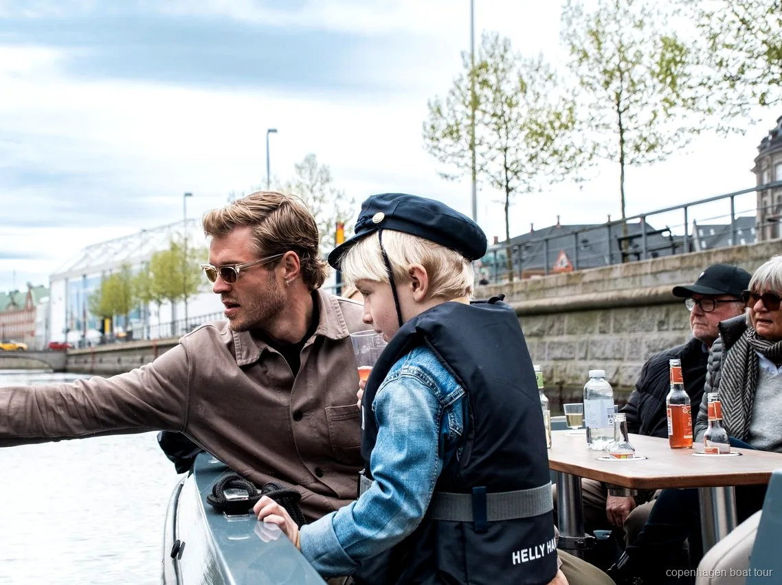Pequeno grupo de passageiros no barco do passeio de barco elétrico em Copenhagen perto de Nyhavn