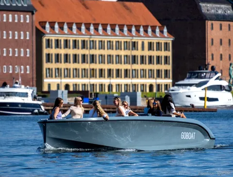 Capitão guiando o passeio de barco elétrico em Copenhagen perto do Palácio de Amalienborg