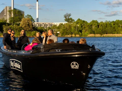 Vista dos canais da cidade velha de Copenhagen a partir da rota do passeio de barco por locais escondidos