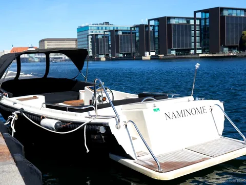 Passeio de barco privado com guia em Copenhagen passando pela biblioteca Black Diamond