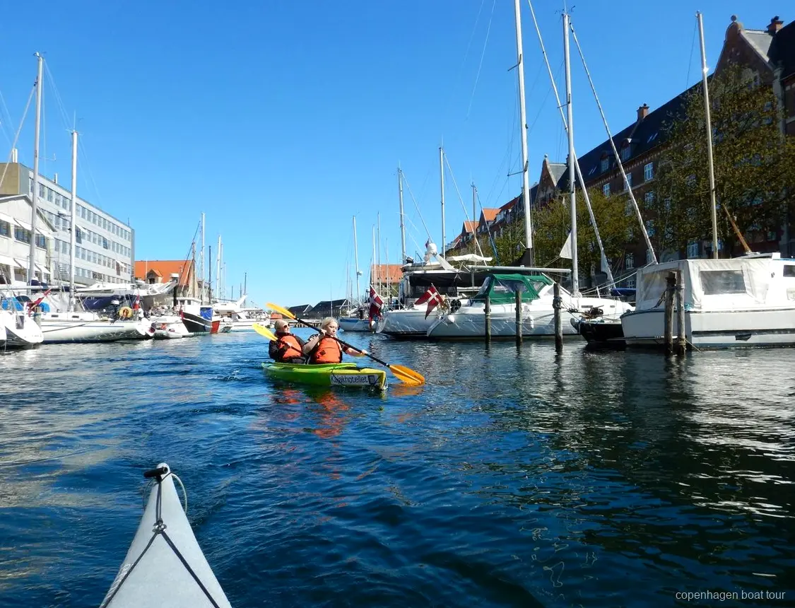 Caiaque marítimo duplo usado no passeio de caiaque no porto de Copenhagen perto de Kalvebod Bølge