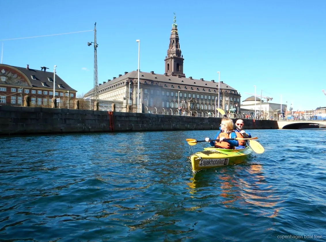 Remadores no passeio de caiaque no porto de Copenhagen entrando nos canais de Christianshavn