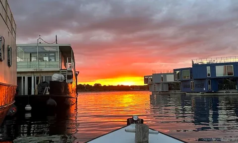 Privat kaptajn styrer en privat bådtur i København forbi vandkantsbygninger