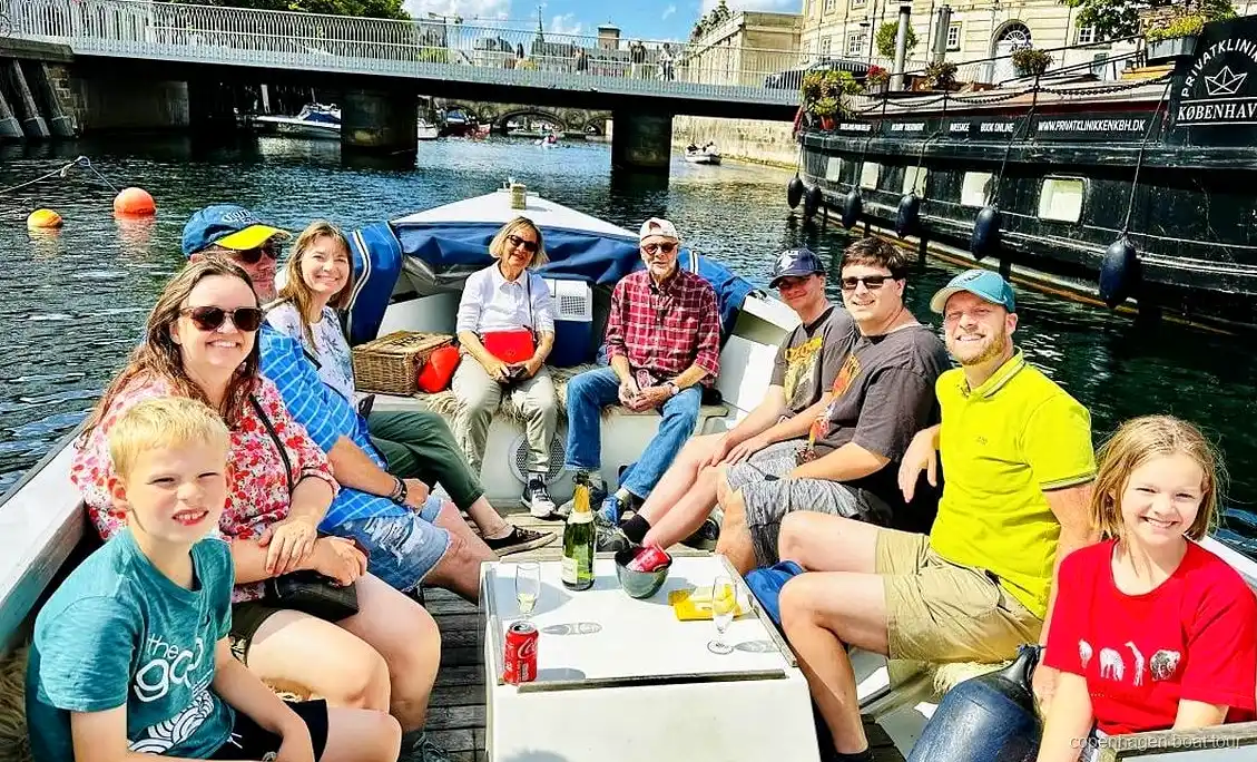 Kleines privates Boot bei einer Kopenhagen Bootscharter durch die Kanäle