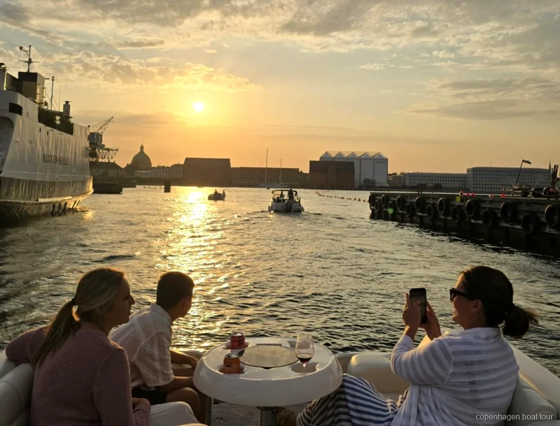 Privater Kapitän und Guide steuern die Kopenhagen private geführte Bootstour durch den Hafen