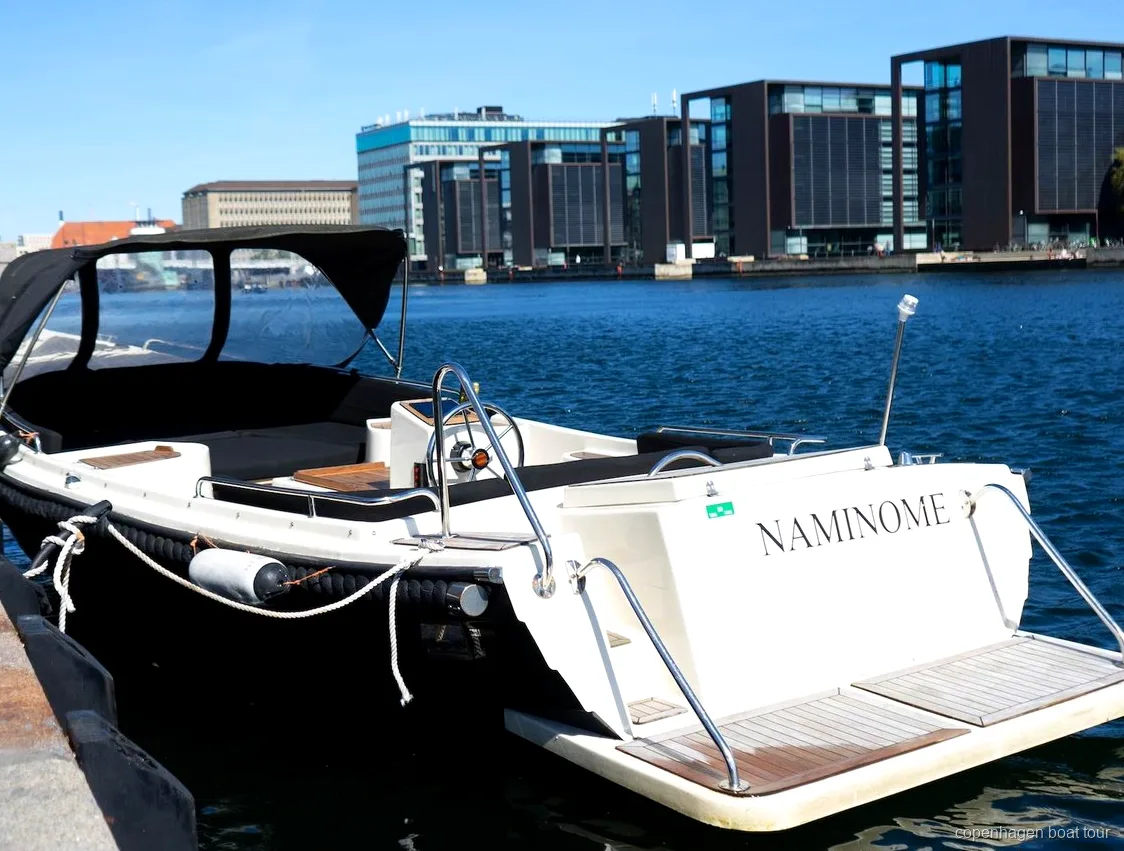 Kopenhagen private geführte Bootstour fährt an der Black-Diamond-Bibliothek vorbei