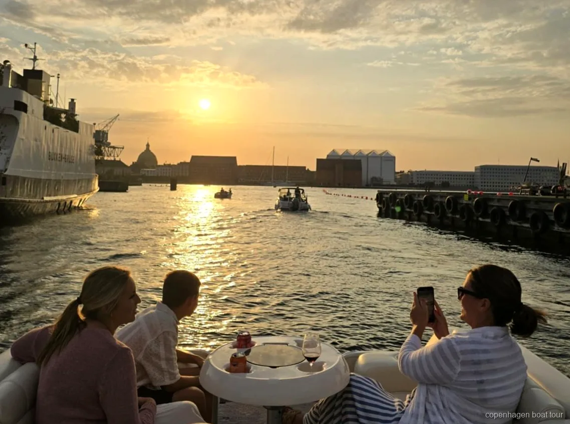 Privékapitein en gids sturen de privé boottocht met gids Kopenhagen door de haven