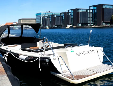 Privé boottocht met gids Kopenhagen vaart langs de Zwarte Diamant bibliotheek