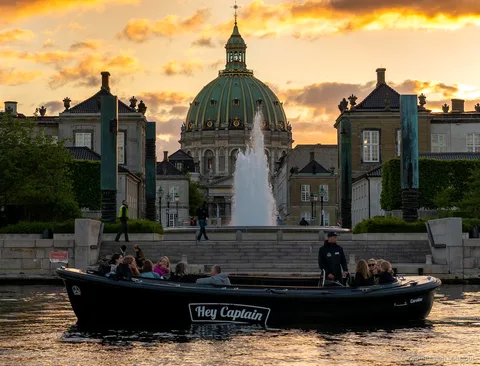 Rejsende på den to timer lange sociale bådtur til Københavns skjulte perler nær Trekroner Fort