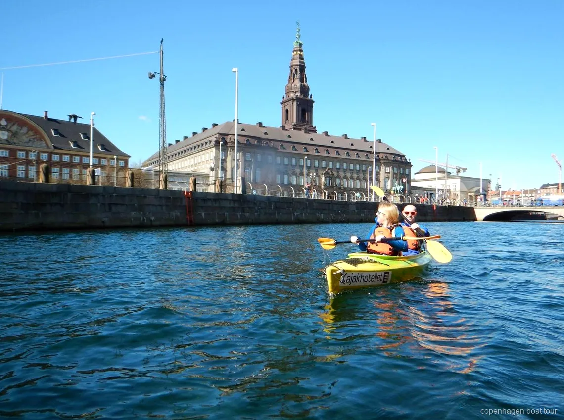 Kajakarze na spływie po porcie w Kopenhadze wpływający w kanały Christianshavn