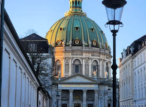 Guia liderant un grup al tour a peu i en vaixell de Copenhaguen pel centre de la ciutat