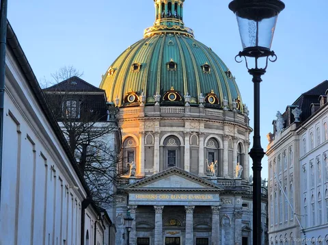 Guida che accompagna un gruppo sul tour a piedi e in battello a Copenaghen nel centro città