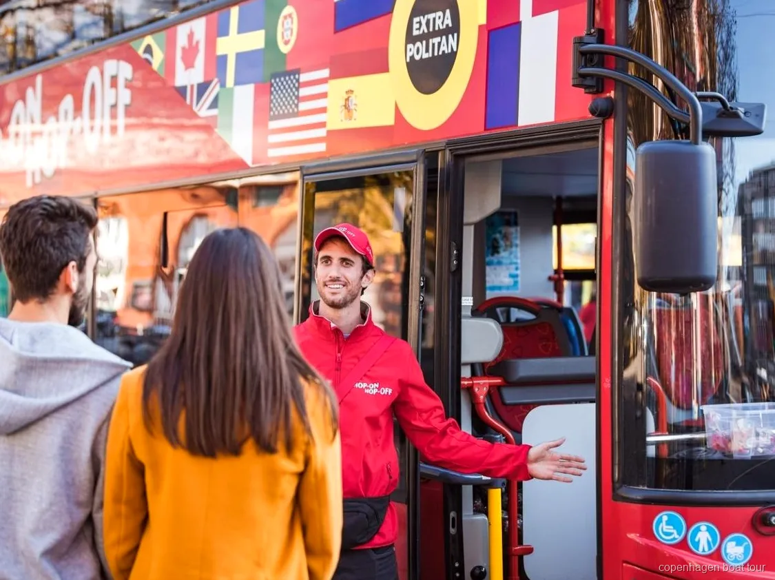 GoBoat elettrico del tour in bus e battello a Copenaghen nel porto