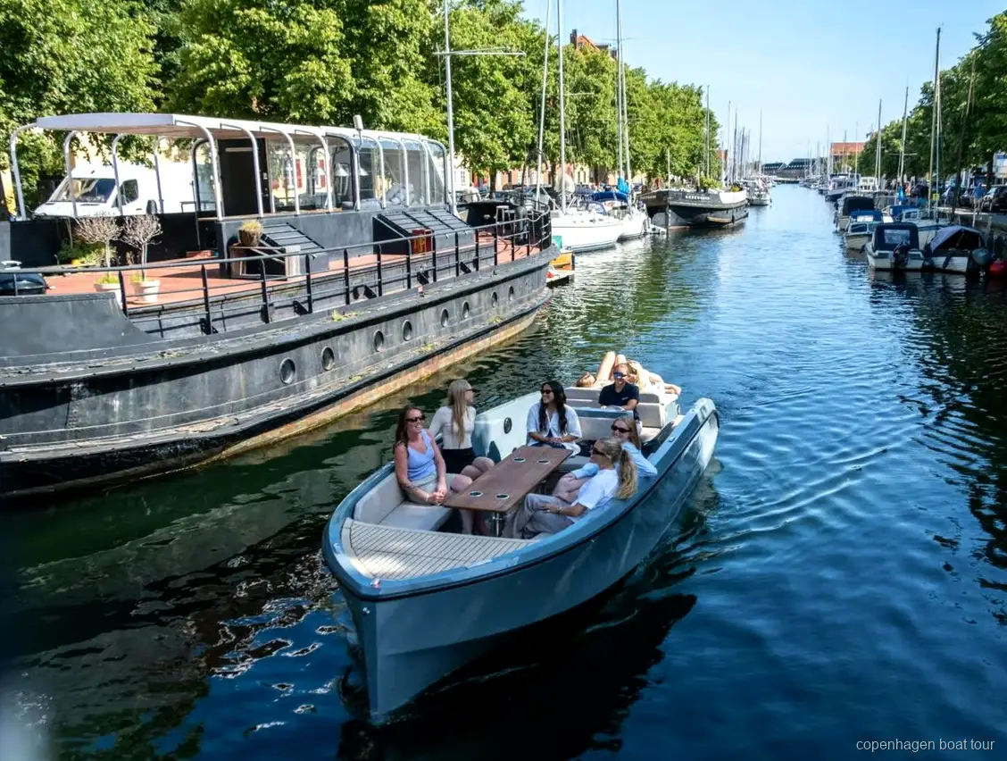Capitano che guida la barca durante la crociera nel porto del tour in bus e battello a Copenaghen