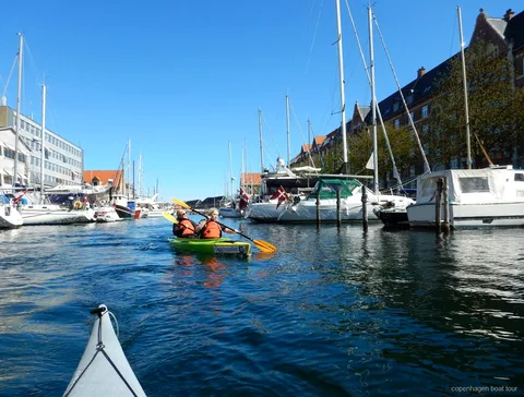 Caiac de mar doble usat al tour en caiac pel port de Copenhaguen a prop de Kalvebod Bølge