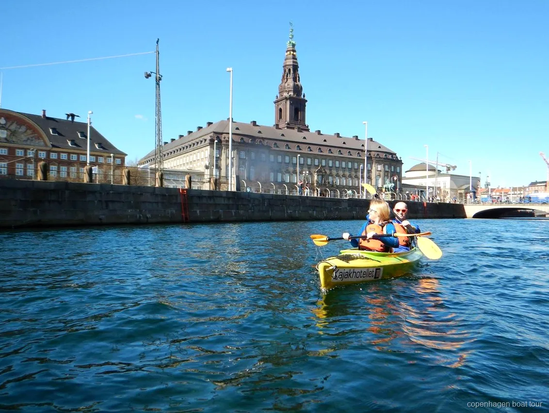 Caiacaires al tour en caiac pel port de Copenhaguen entrant als canals de Christianshavn