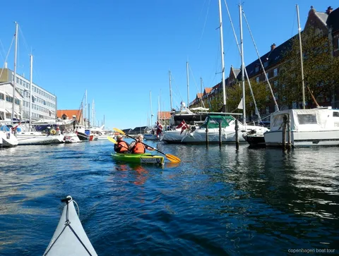 Kayak de mar doble usado en el tour de kayak por el puerto de Copenhague cerca de Kalvebod Bølge
