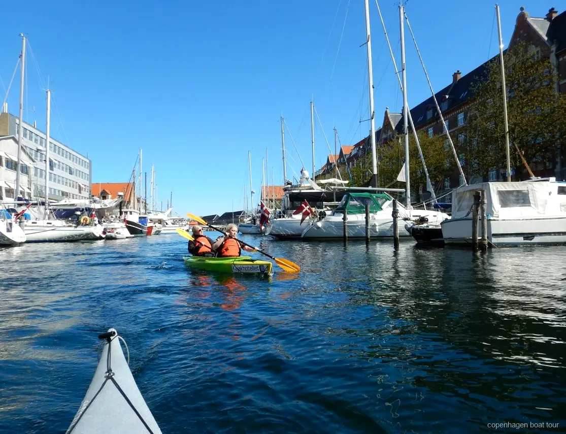 Kayak da mare doppio usato sul tour in kayak nel porto di Copenaghen vicino a Kalvebod Bølge