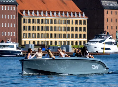 Capità guiant el vaixell elèctric pels canals de Copenhaguen a prop del Palau d'Amalienborg