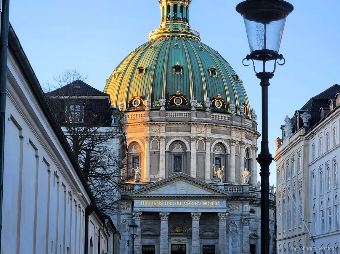Gids leidt een groep tijdens de wandel- en boottocht Kopenhagen door het centrum